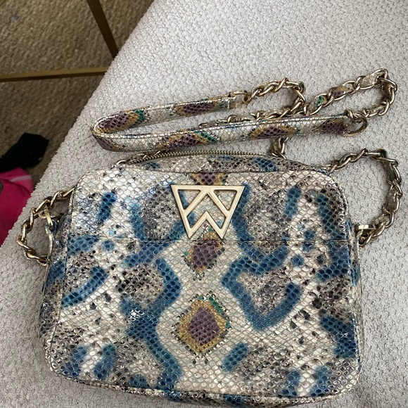 kelly wynne Handbags - Kelly Wynne crossbody